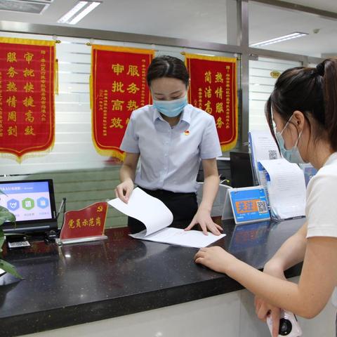 《堡垒之夜》国服开服大礼包盘点:独家福利一览无遗 《堡垒之夜》国服开服大礼包盘点:独家福利一览无遗