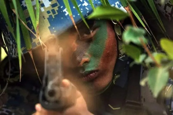 《天生战狂》新秀:黄金狙击手“杀人机器”横扫战场 《天生战狂》新秀:黄金狙击手“杀人机器”横扫战场