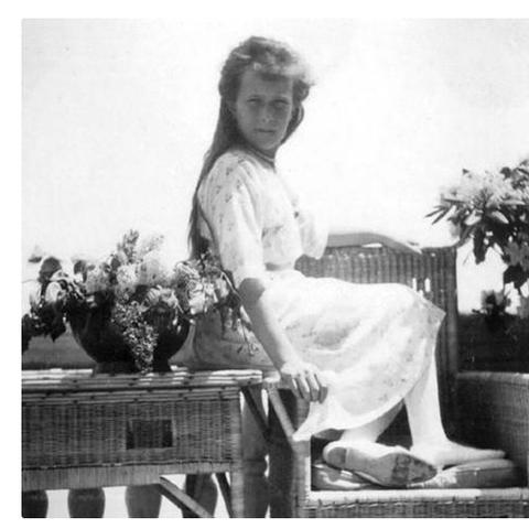 新任唐女郎安娜走红,02年白俄妹白到发光,她凭啥圈粉无数?