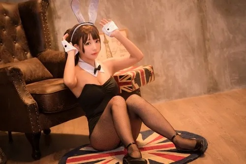《兔子洞》cosplay大揭秘！马油黑丝诱惑,丰腴美腿+小蛮腰挑战视觉极限！