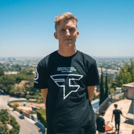 女主播神操作引Tfue共鸣,揭秘《堡垒之夜》吃鸡技巧! 女主播神操作引Tfue共鸣,揭秘《堡垒之夜》吃鸡技巧!