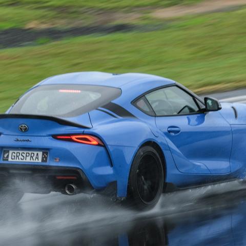 《地平线4》漂移技巧揭秘：车辆升级与调教攻略全解析