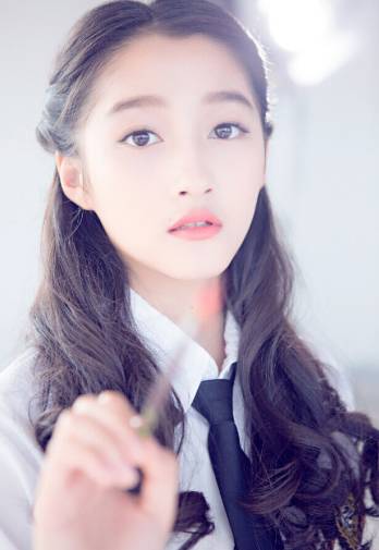 关晓彤戴假发回应:拍戏漂发