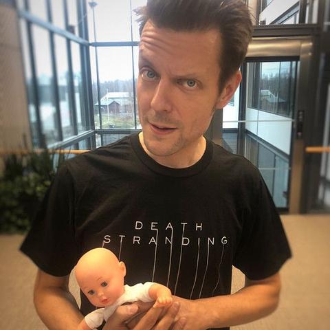 《马克思佩恩潮搭死亡搁浅T恤，婴儿臂造型惊艳全场》