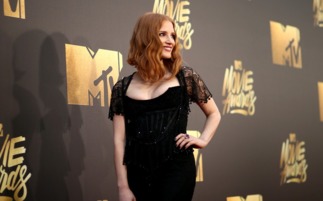 寡姐惊艳亮相!性感英伦风助阵《复联4》影迷盛宴 寡姐惊艳亮相!性感英伦风助阵《复联4》影迷盛宴