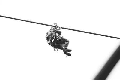 致命滑索惩罚揭秘：严惩开挂队友的正义之举