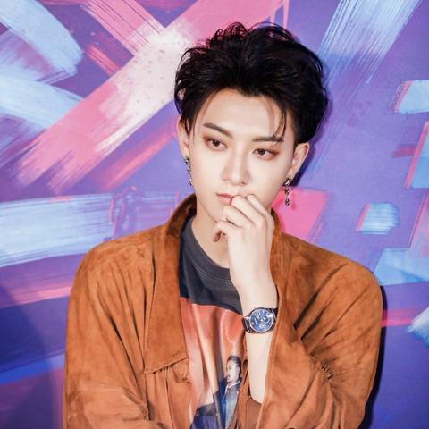 欢乐直播!红头套舞者香蕉君LOL嗨翻全场,欢乐指数爆表 欢乐直播!红头套舞者香蕉君LOL嗨翻全场,欢乐指数爆表