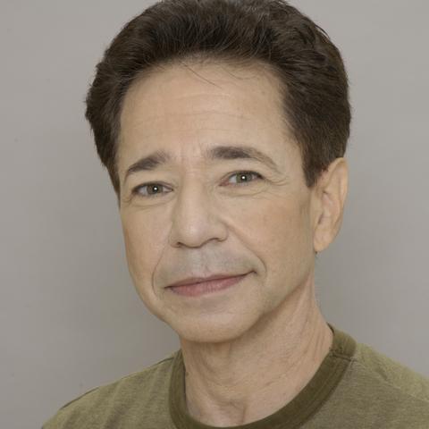 《鬼泣》配音演员遭枪击：豪车中弹6枪惊魂夜，勇敢反击显英雄本色