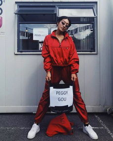 小岛秀夫T恤热销，工作室转型时尚界，揭秘潮流服饰新风向