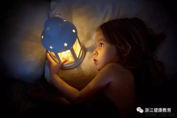 《睡前闭灯》揭秘：探索梦境深处的神秘之旅