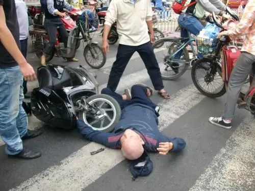 《三角洲狂飙》惊险撞人集锦,爆笑新视角! 《三角洲狂飙》惊险撞人集锦,爆笑新视角!