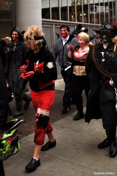 万圣惊悚!COS豪鬼街头斗丧尸,揭秘《丧尸围城4》新玩法 万圣惊悚!COS豪鬼街头斗丧尸,揭秘《丧尸围城4》新玩法