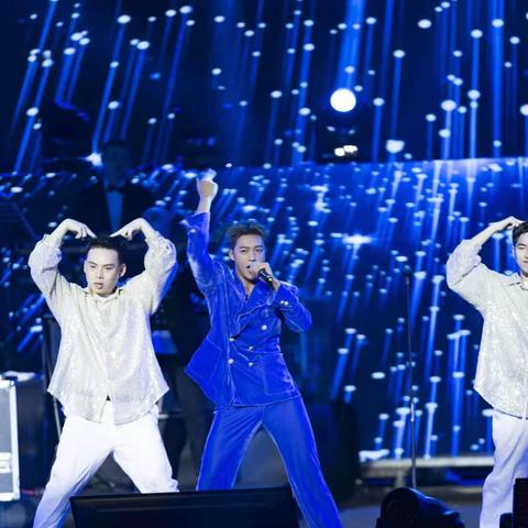 《镜缘世界：催化序章，探索新维度》