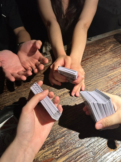 《骗子酒吧唬牌技巧揭秘：轻松玩转唬牌游戏》