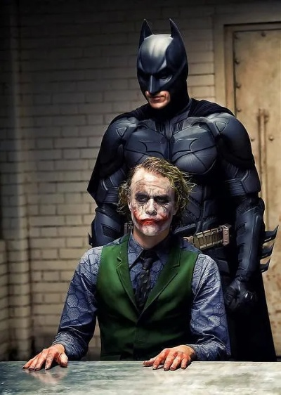 高玩再现贝尔蝙蝠侠，巅峰对决小丑新篇章
