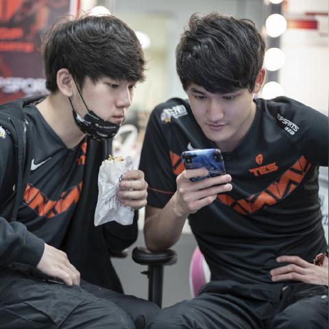 Theshy宁王宝蓝梦幻军团长Boss战，巅峰联手创传奇