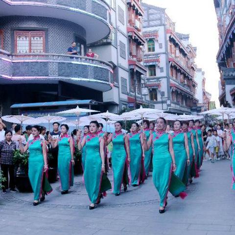 旗袍熊猫秀功夫，包子头演绎中国风韵