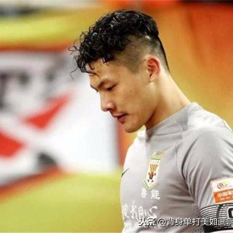 《足球之王》命运抉择：揭秘球场传奇新篇章