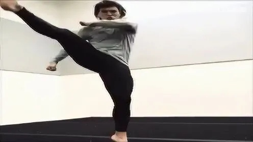 无影腿技震撼登场,飞踢敌军一击制胜 无影腿技震撼登场,飞踢敌军一击制胜