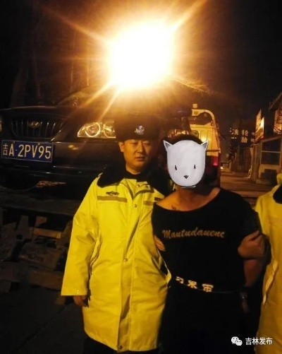 巨鸭警车惊魂驾到，市民笑尿新体验