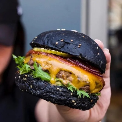 惊悚汉堡挑战!英国厨师打造“僵尸味”美食,你敢尝试吗? 惊悚汉堡挑战!英国厨师打造“僵尸味”美食,你敢尝试吗?