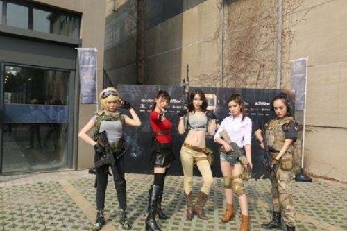 性感女神演绎《使命召唤7》枪战风采 性感女神演绎《使命召唤7》枪战风采