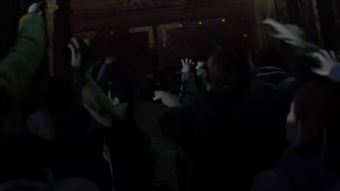 《生化危机：历代记》惊悚预告！男子跳舞惨遭食脸恐怖瞬间