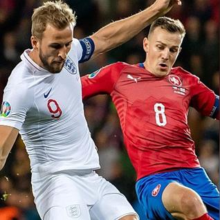 欧足联主席英格兰观战打盹,威廉王子表情囧! 欧足联主席英格兰观战打盹,威廉王子表情囧!