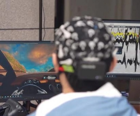 脑电波操控游戏，意念力挑战极限！