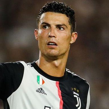 C罗神钩绝杀！FIFA17禁区内惊世倒挂破门技