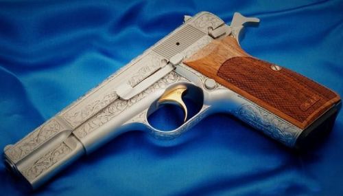 《森林之子》手枪位置探秘：9毫米枪械获取攻略详解