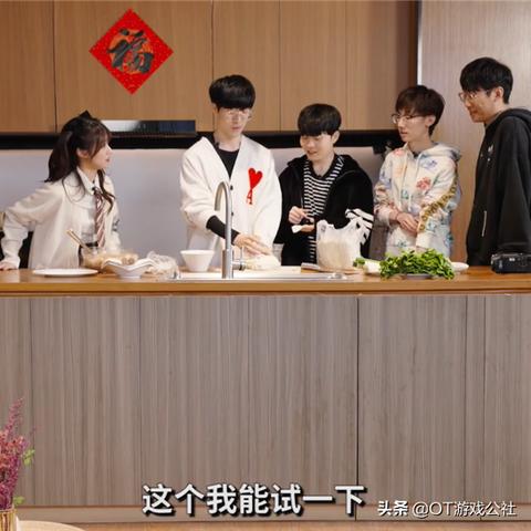 《最终幻想7核心危机》商品盘点，揭秘重聚版独家珍品！