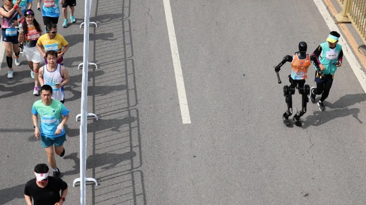 首人形机器人半马冠军！天工机器人2h40min冲线