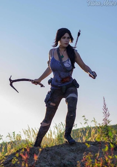 《古墓丽影》劳拉COS爆乳妹与恐龙激萌互动